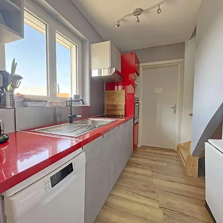 Charmante Maison Avec Jardin, Piscine Et Parking - Fr-1-646-54 *